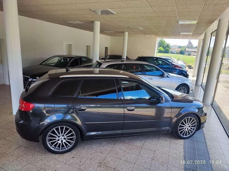Grau Gebraucht 2011 Audi A3 Attraction Limousine | 8.797 € (Teuer) - Bild 1/4