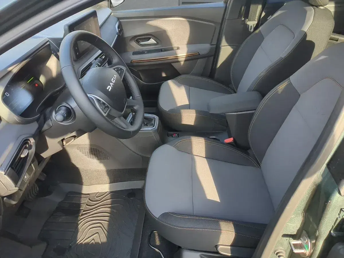 Neu Dacia Jogger Extreme 141 PS (103 kW) 2025 Zedergrün Van / Kleinbus