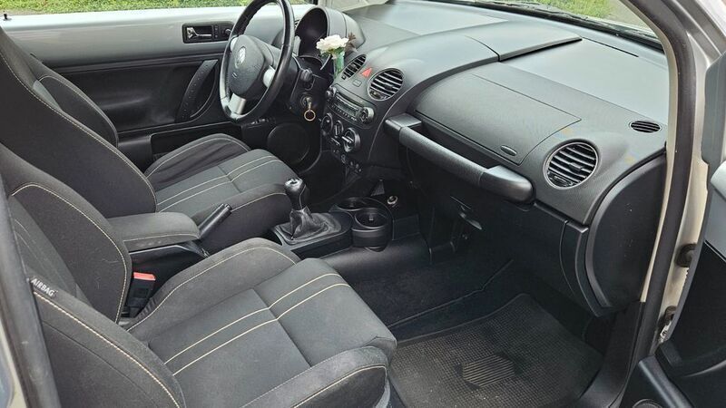 Gebraucht VW New Beetle 102 PS (75 kW) 2010 Reflexsilber metallic Kleinwagen