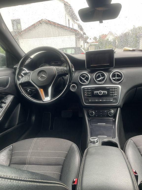 Gebraucht Mercedes A180 Urban 109 PS (80 kW) 2013 Schwarz Limousine
