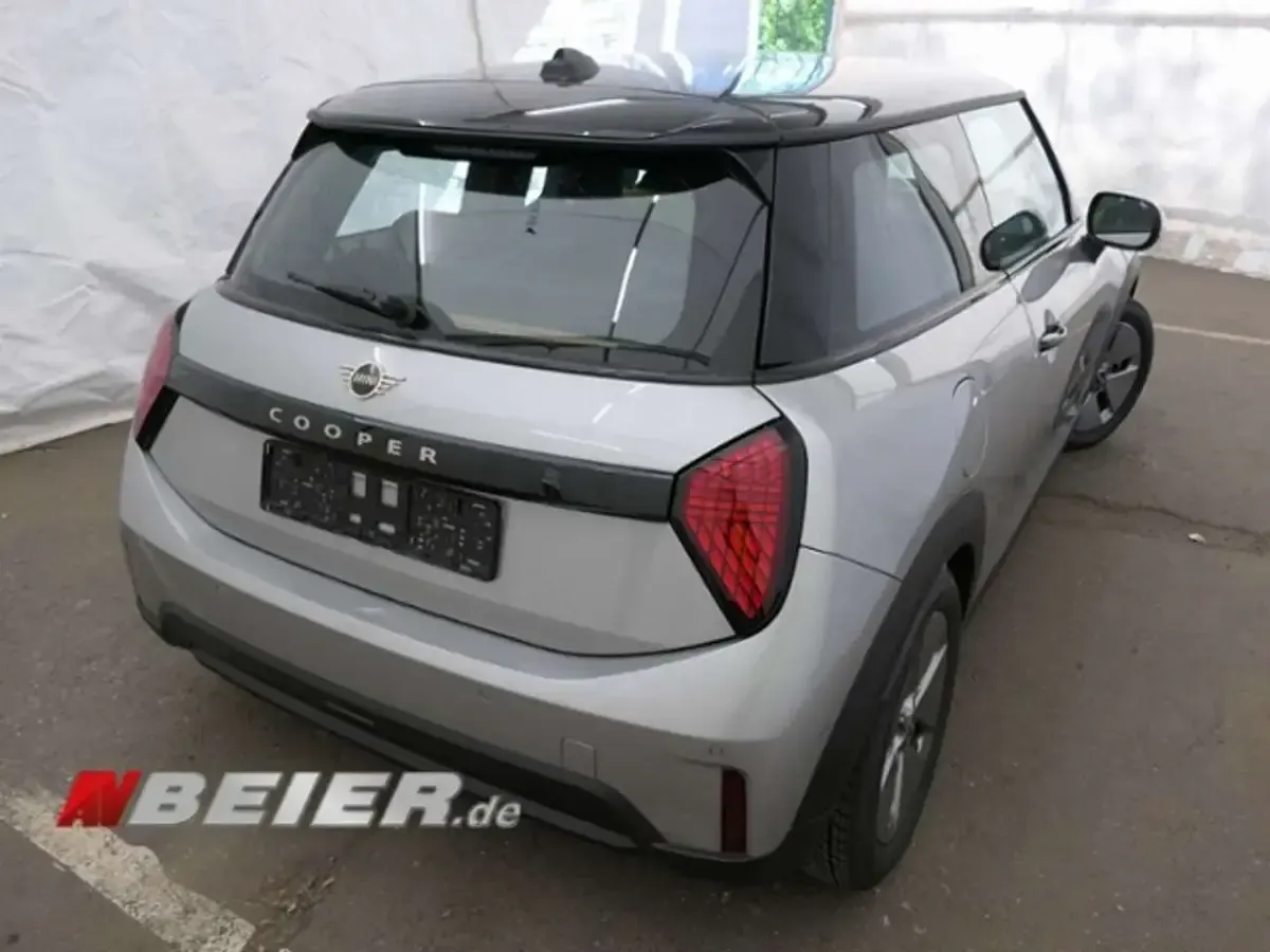 Używany Mini Cooper 156 KM (114 kW) 2024 Srebrny Hatchback