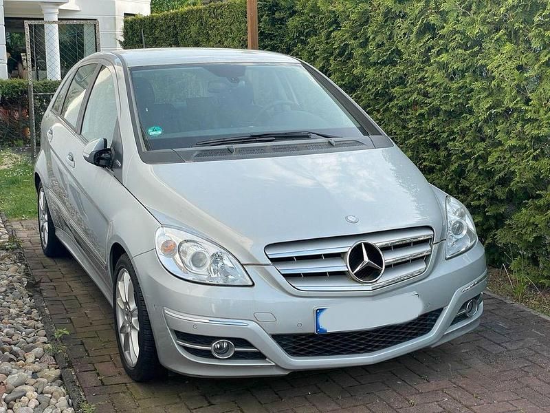 Gebraucht Mercedes B180 116 PS (85 kW) 2011 Silber Van / Kleinbus