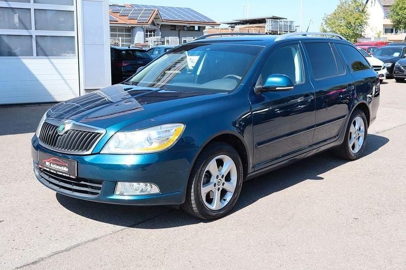 Blau Gebraucht 2012 Skoda Octavia Elegance Kombi | 5.900 € (Guter Preis) - Bild 1/4