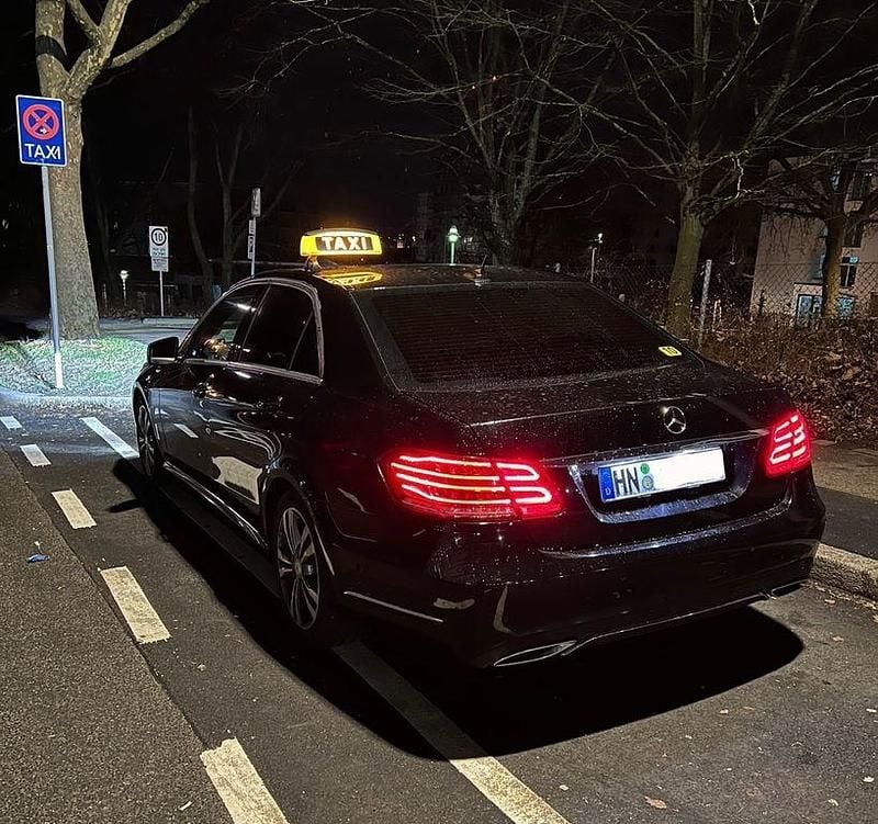 Schwarz Gebraucht 2014 Mercedes E200 Limousine | 10.200 € - Bild 1/4