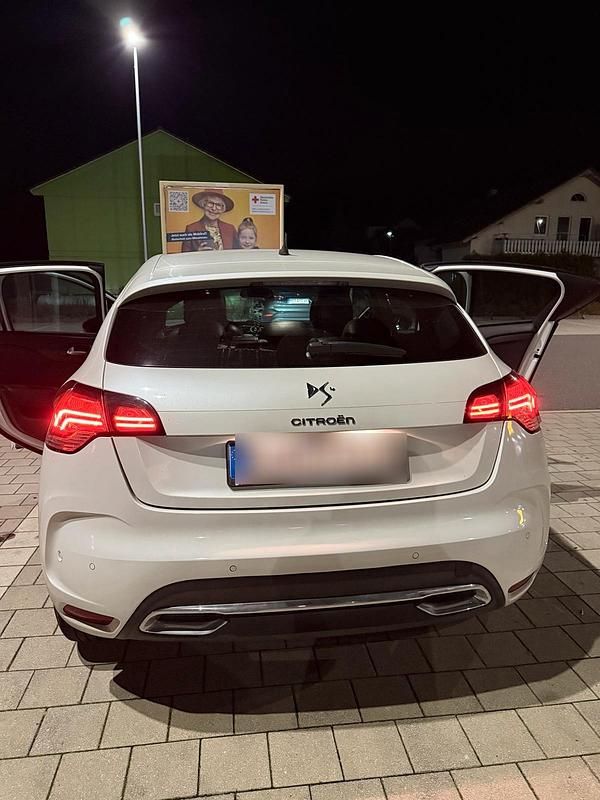 Weiß Gebraucht 2011 Citroën DS4 Kleinwagen | 9.000 € - Bild 1/4