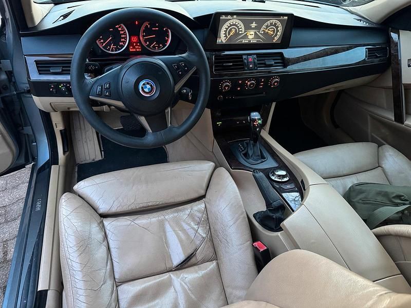 Grau Gebraucht 2005 BMW 530 Kombi | 2.500 € (Fairer Preis) - Bild 1/4