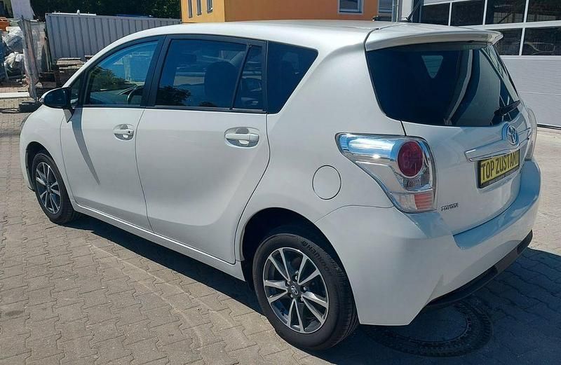 Gebraucht Toyota Verso Basis 132 PS (97 kW) 2013 Weiß Van / Kleinbus