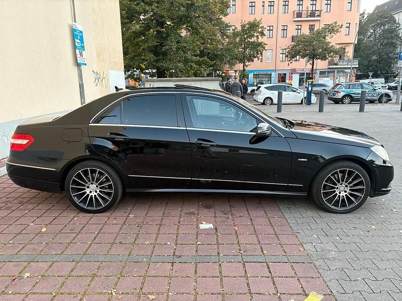 Gebraucht Mercedes E300 231 PS (169 kW) 2011 Schwarz Limousine