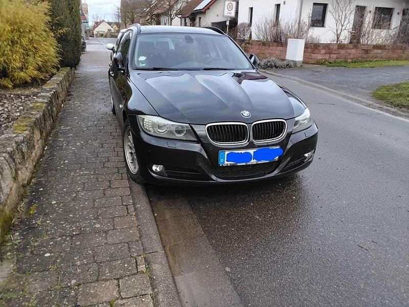 Gebraucht BMW 318 143 PS (105 kW) 2011 Schwarz Kombi