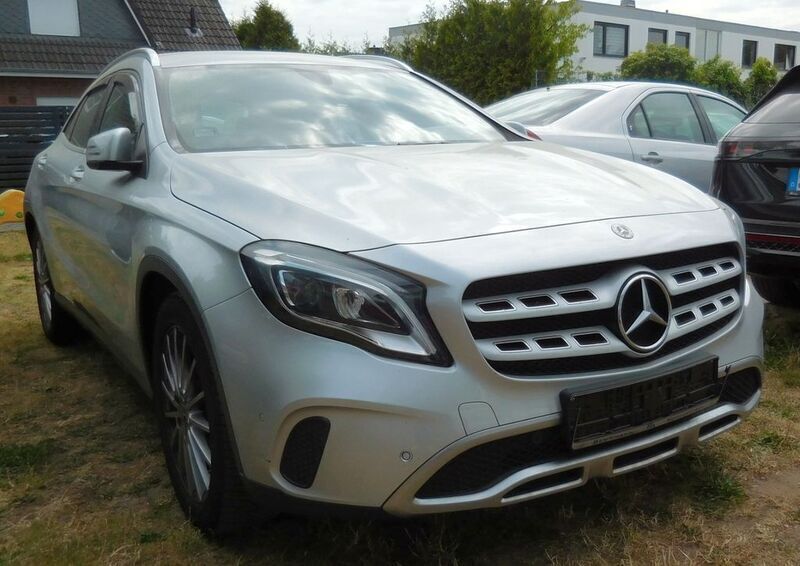 Silber Gebraucht 2018 Mercedes GLA180 Urban SUV | 18.990 € (Guter Preis) - Bild 1/4