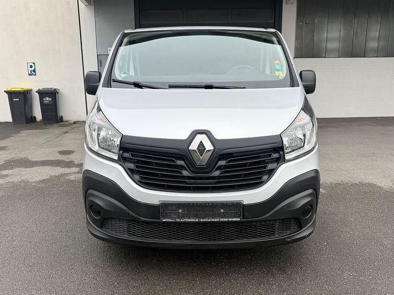 Gebraucht Renault Trafic 145 PS (106 kW) 2018 Silber Van / Kleinbus
