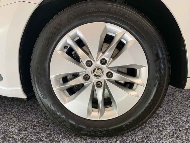 Gebraucht Skoda Octavia Ambition 150 PS (110 kW) 2022 Candyweiss Kombi