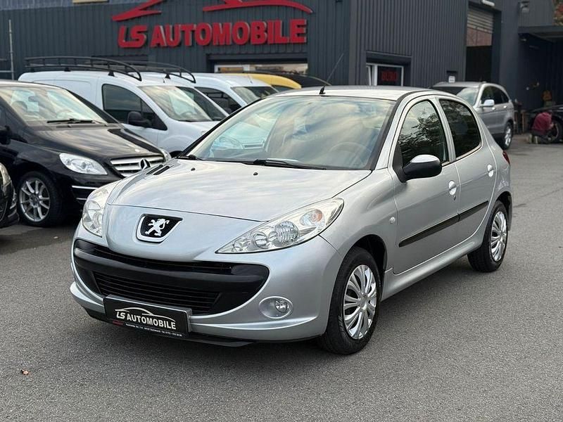 Grau Gebraucht 2009 Peugeot 206+ Kleinwagen | 3.450 € (Etwas zu teuer) - Bild 1/4