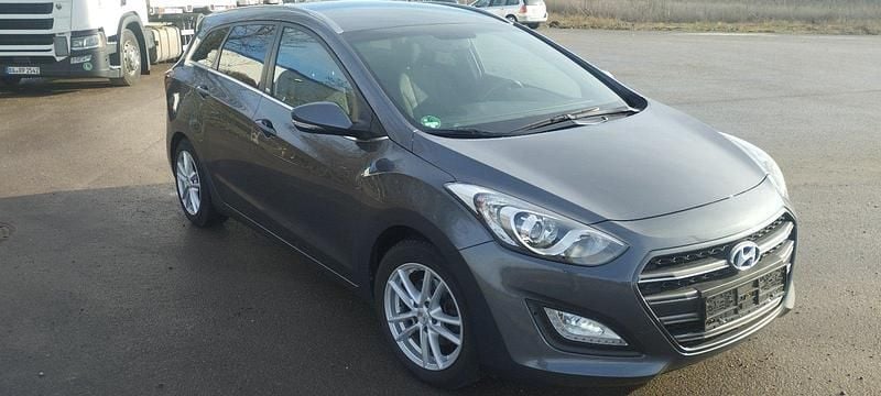 Gebraucht Hyundai i30 Passion 101 PS (74 kW) 2017 Grau Kombi