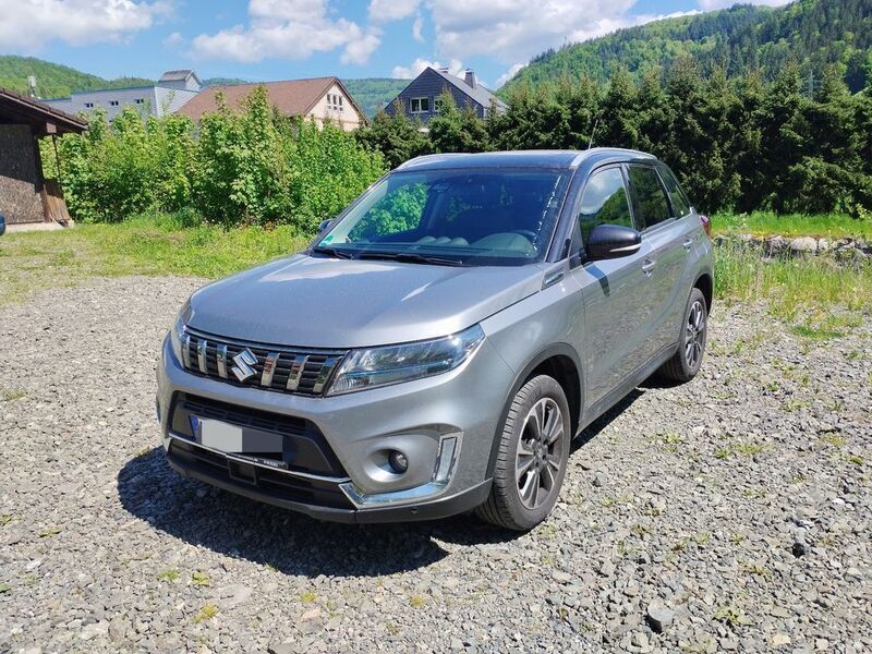 Silber Gebraucht 2021 Suzuki Vitara Comfort+ SUV | 21.900 € (Fairer Preis) - Bild 1/4