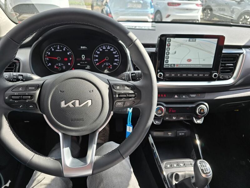 Gebraucht Kia Stonic Vision 101 PS (74 kW) 2023 (beg) signalrot met. SUV