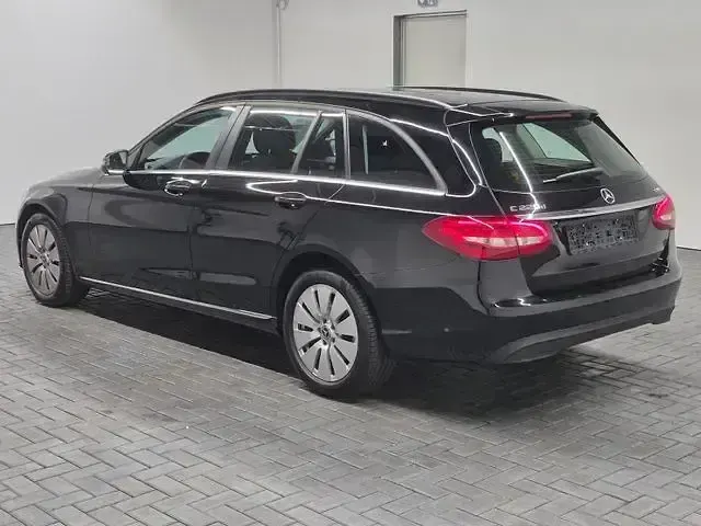 Gebraucht Mercedes C220 194 PS (142 kW) 2021 Schwarz Kombi