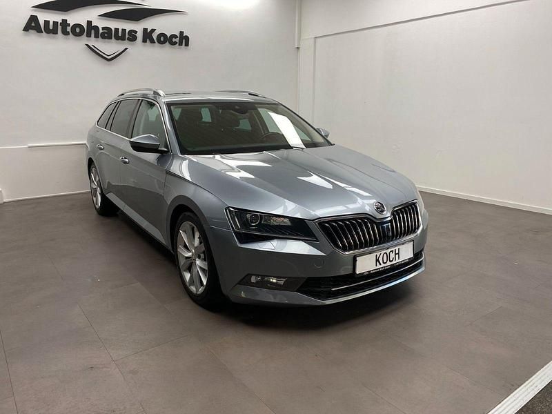 Grau Gebraucht 2016 Skoda Superb Style Kombi | 15.999 € (Fairer Preis) - Bild 1/4