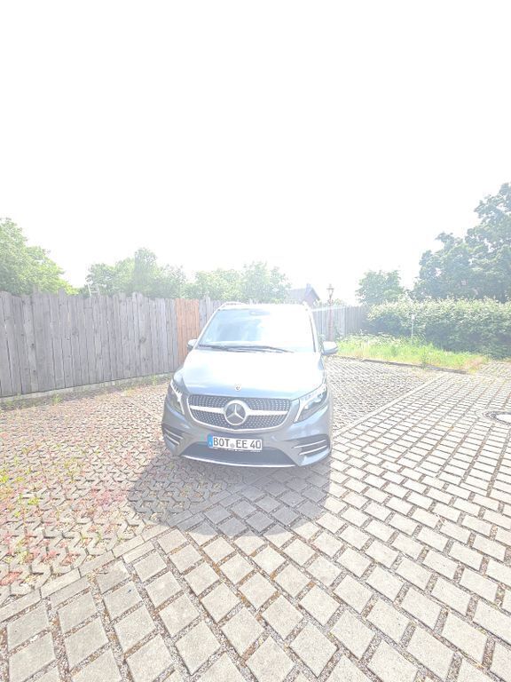Grau Gebraucht 2023 Mercedes V300 AMG line Van / Kleinbus | 66.400 € (Fairer Preis) - Bild 1/4