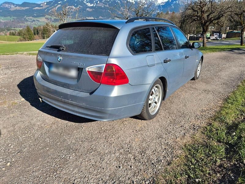 Gebraucht BMW 320 163 PS (119 kW) 2006 Blau Kombi