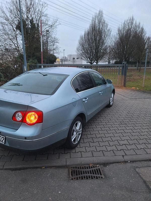 Blau Gebraucht 2006 VW Passat Limousine | 1.270 € (Superpreis) - Bild 1/4
