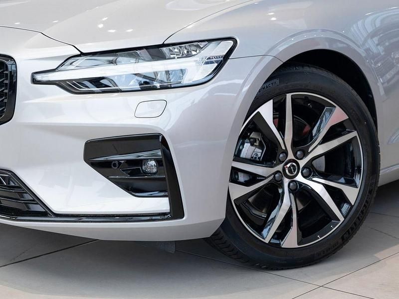 Neu Volvo V60 Plus 197 PS (144 kW) 2025 Silber Kombi