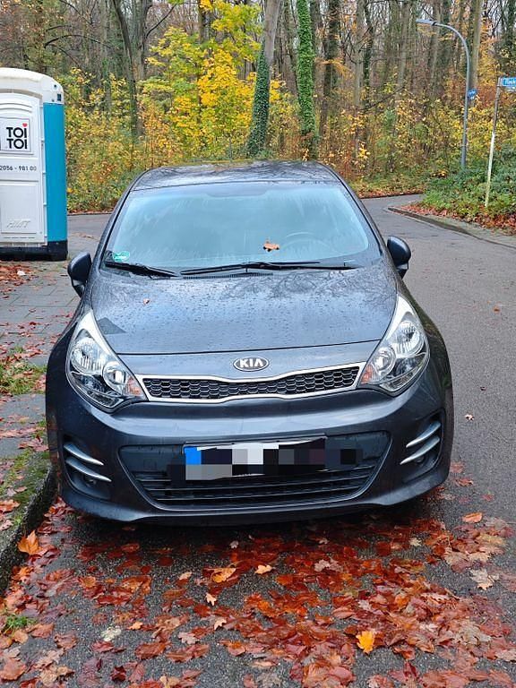 Grau Gebraucht 2015 Kia Rio DREAM-TEAM Edition Limousine | 7.990 € (Fairer Preis) - Bild 1/4
