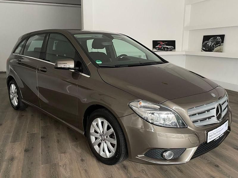Grau Gebraucht 2013 Mercedes B180 Van / Kleinbus | 10.990 € (Fairer Preis) - Bild 1/4