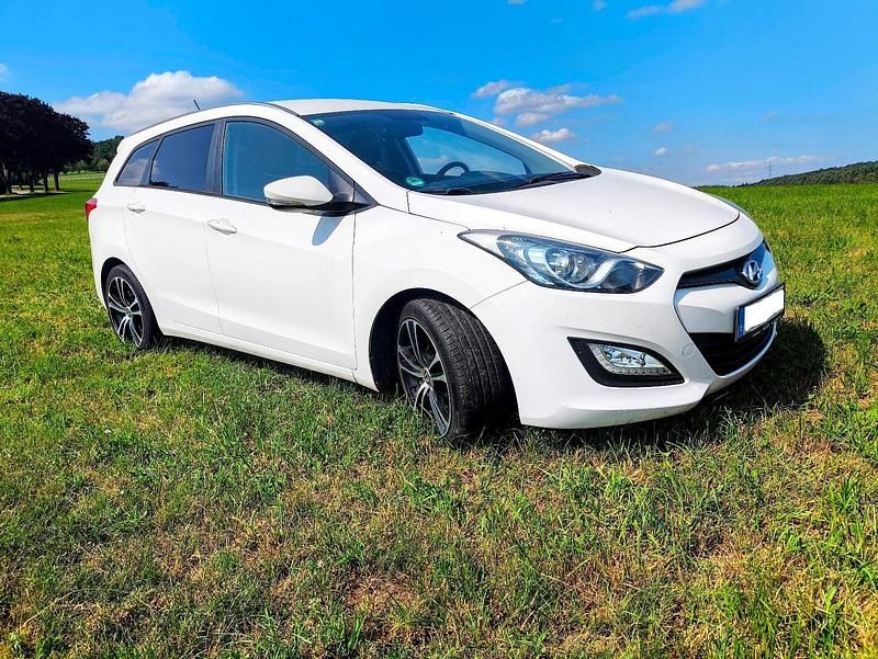 Weiß Gebraucht 2013 Hyundai i30 Kombi | 8.150 € (Fairer Preis) - Bild 1/4