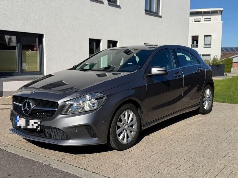 Gebraucht Mercedes A180 122 PS (89 kW) 2016 Grau Limousine