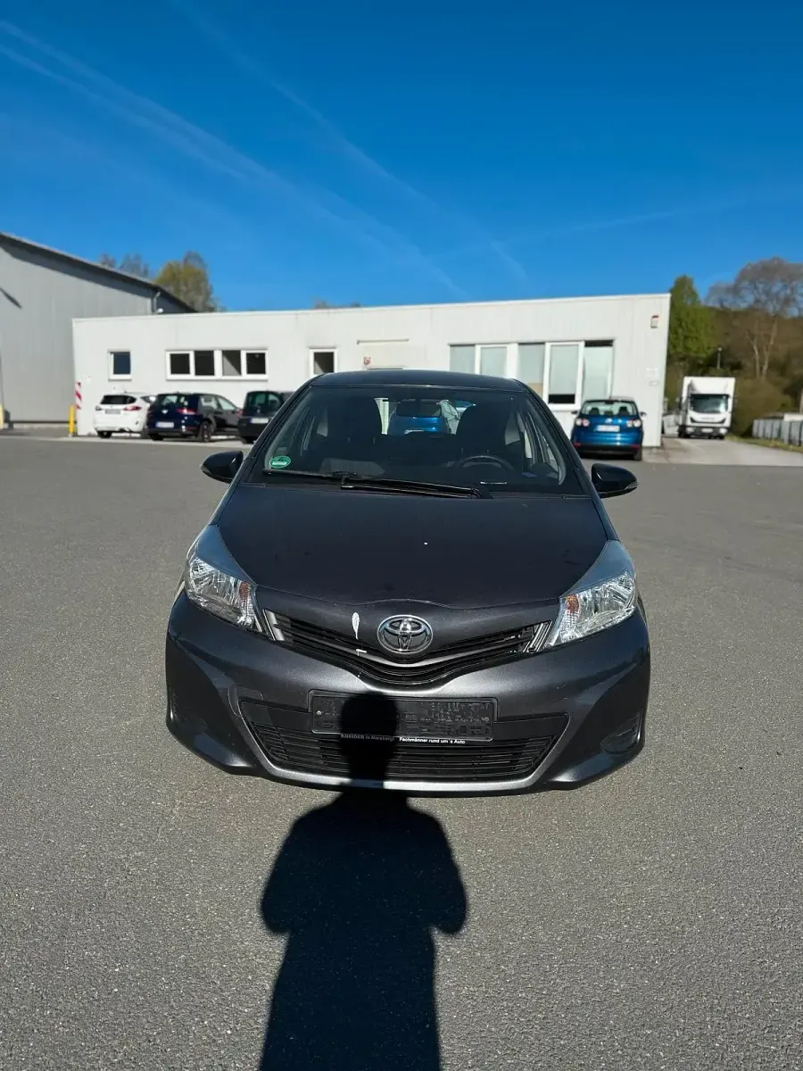 Gebraucht Toyota Yaris 69 PS (50 kW) 2014 Grau Kleinwagen