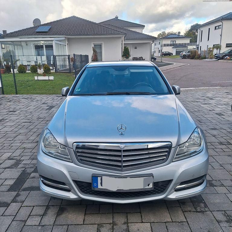 Silber Gebraucht 2012 Mercedes 250 Limousine | 9.800 € (Fairer Preis) - Bild 1/4