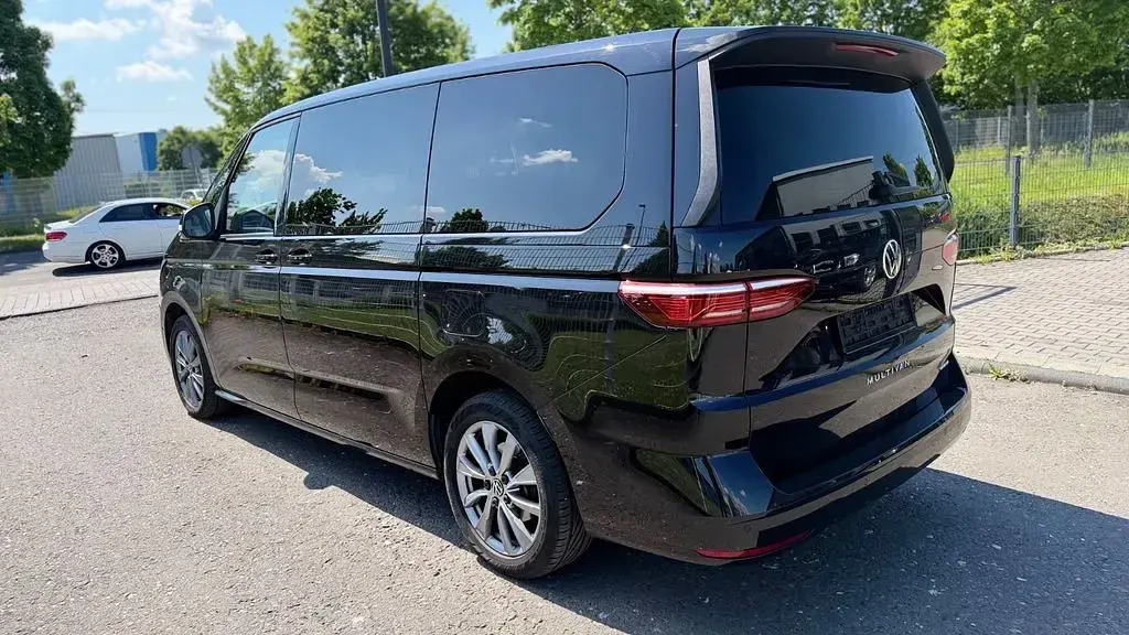 Gebraucht VW Multivan 150 PS (110 kW) 2023 Deep black perleffekt Van / Kleinbus