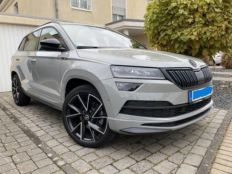 Grau Gebraucht 2020 Skoda Karoq SportLine SUV | 24.800 € (Fairer Preis) - Bild 1/4