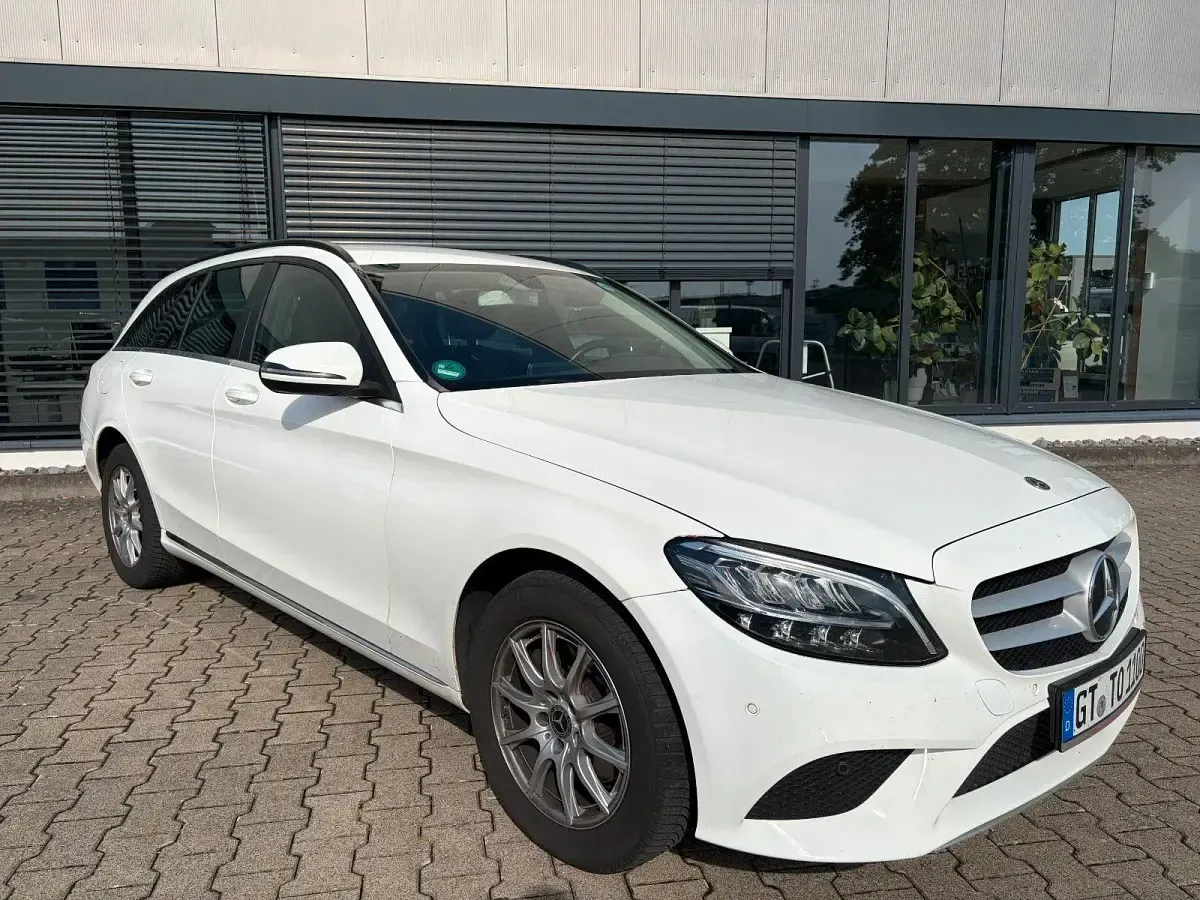 Gebraucht Mercedes C220 194 PS (142 kW) 2019 Weiß Limousine