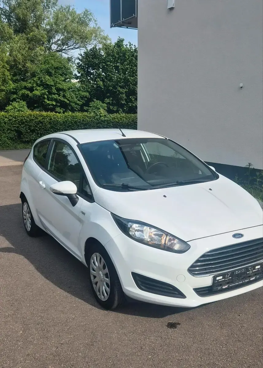 Gebraucht Ford Fiesta 90 PS (66 kW) 2013 Weiß Kleinwagen