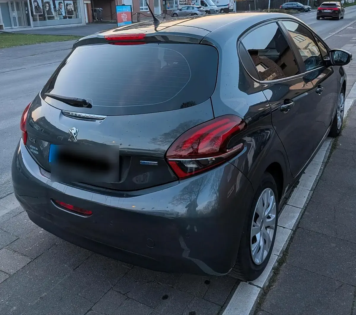 Gebraucht Peugeot 208 Active 82 PS (60 kW) 2017 Grau Kleinwagen