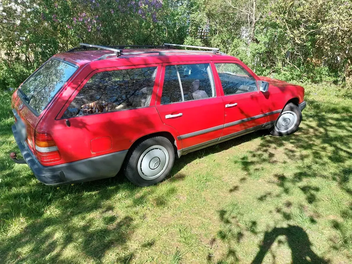 Używany Mercedes E230 136 KM (100 kW) 1987 Czerwony Kombi
