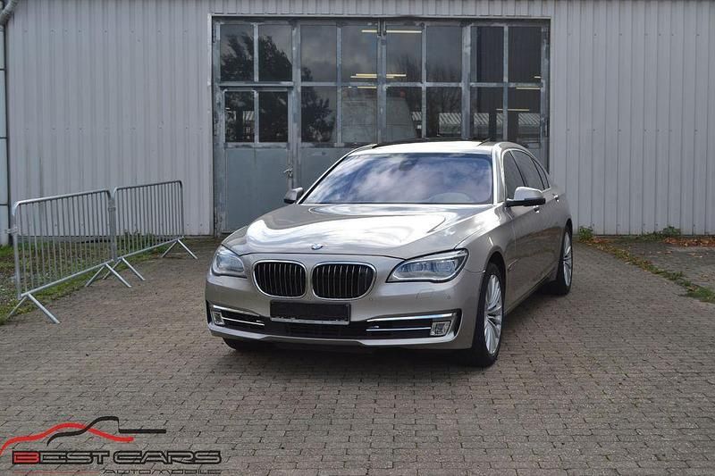 Silber Gebraucht 2015 BMW 750L Sport Line Limousine | 24.950 € - Bild 1/4