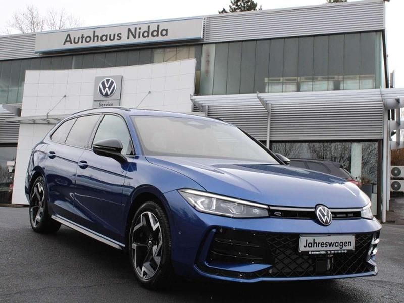 Neu VW Passat R-line 193 PS (141 kW) 2025 Reef blue metallic Kombi