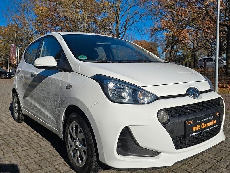 Weiß Gebraucht 2017 Hyundai i10 Trend Kleinwagen | 8.499 € (Superpreis) - Bild 1/4