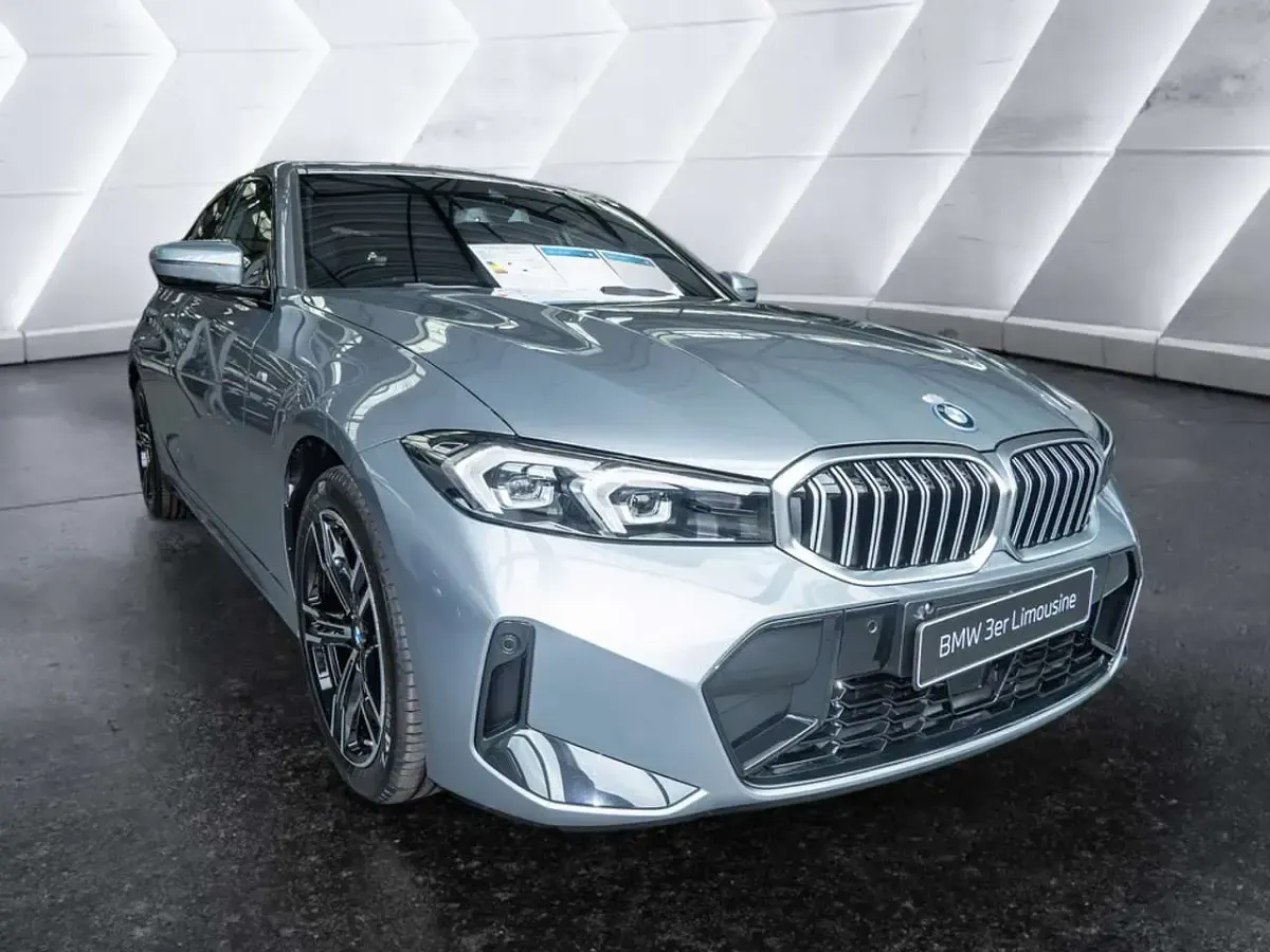 Neu BMW 330e M Sport 292 PS (214 kW) 2026 Skyscraper grau Limousine
