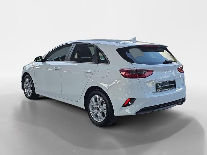 Neu Kia Ceed Comfort 140 PS (102 kW) 2025 Carraraweiss Kleinwagen