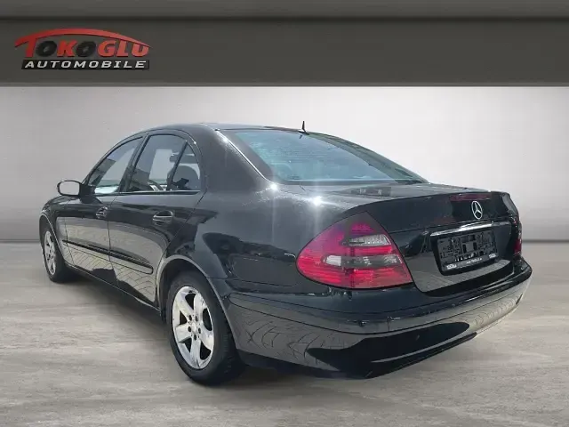 Usado Mercedes E200 122 CV (89 kW) 2005 Negro Berlina