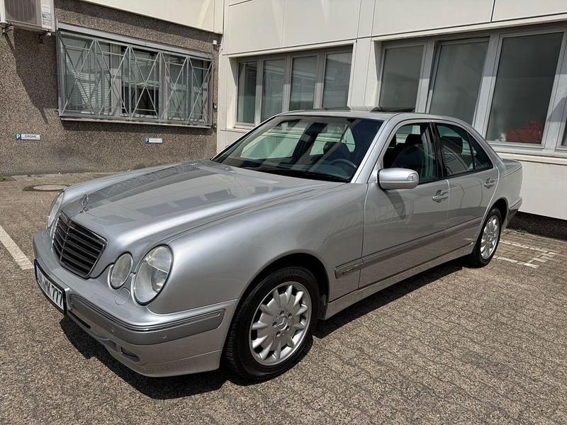 Silber Gebraucht 2000 Mercedes E280 Classic Limousine | 7.500 € (Fairer Preis) - Bild 1/4