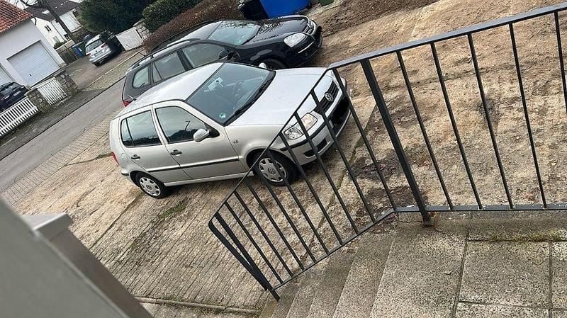 Grau Gebraucht 2000 VW Polo Basis Limousine | 2.250 € (Fairer Preis) - Bild 1/4