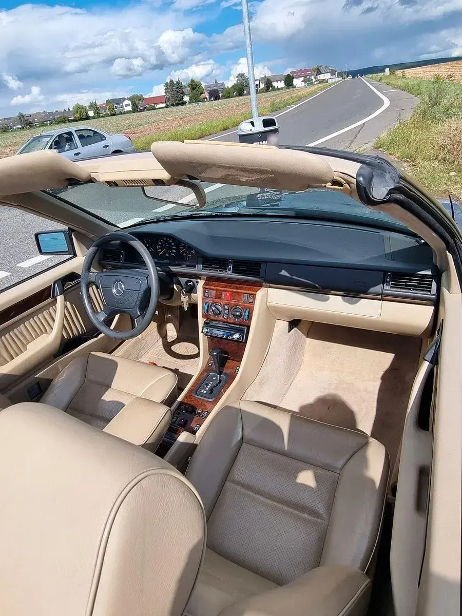 Gebraucht Mercedes E200 136 PS (100 kW) 1996 Blau Cabrio
