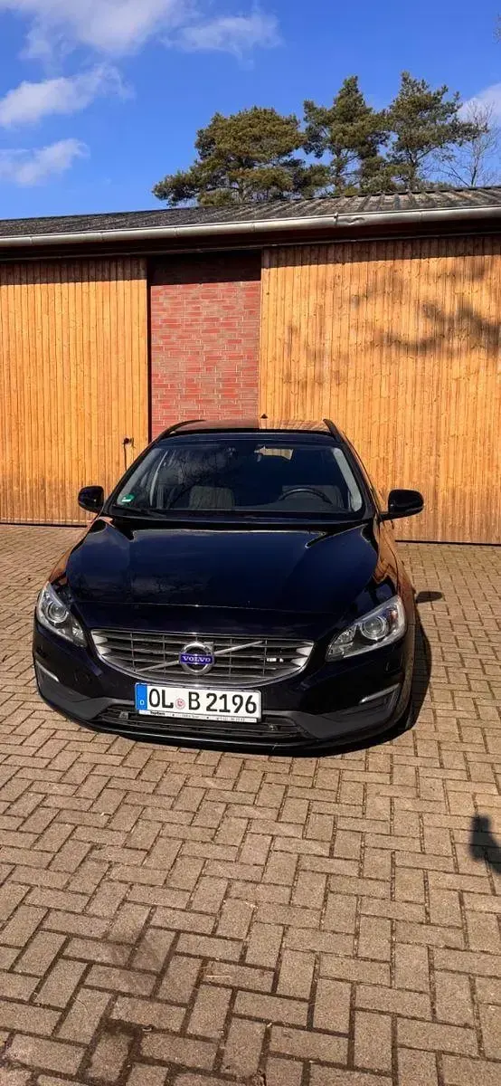 Gebraucht Volvo V60 Momentum 150 PS (110 kW) 2016 Blau Kombi