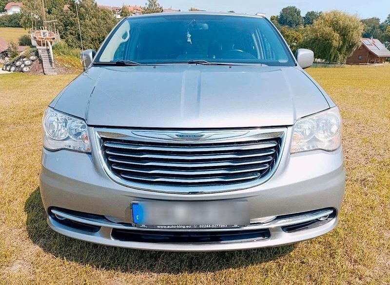 Grau Gebraucht 2014 Chrysler Voyager Van / Kleinbus | 15.999 € - Bild 1/4
