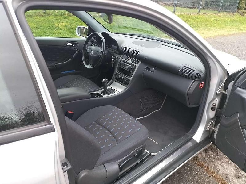 Gebraucht Mercedes C180 129 PS (94 kW) 2002 Silber Coupé